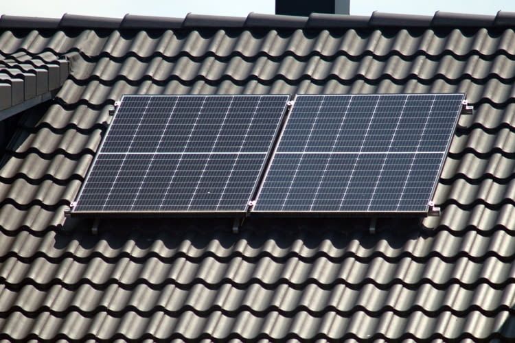 Laien sollten besser nicht aufs Dach klettern, um dort Module zu montieren Laien sollten besser nicht aufs Dach klettern, um dort Module zu montieren