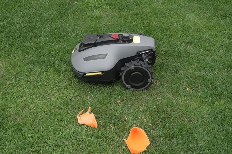 Beim wenden übersah der YUKA dieses Hütchen und überfuhr es Beim wenden übersah der YUKA dieses Hütchen und überfuhr es