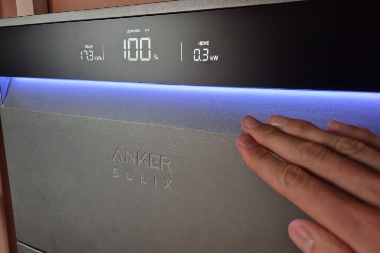 Dank Annäherungssensor leuchtet das Display automatisch auf Dank Annäherungssensor leuchtet das Display automatisch auf