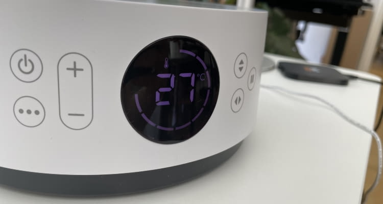 Der ECO-Modus ist intelligent und passt die Geschwindigkeit des Ventilators an die Höhe der Temperatur an Der ECO-Modus ist intelligent und passt die Geschwindigkeit des Ventilators an die Höhe der Temperatur an