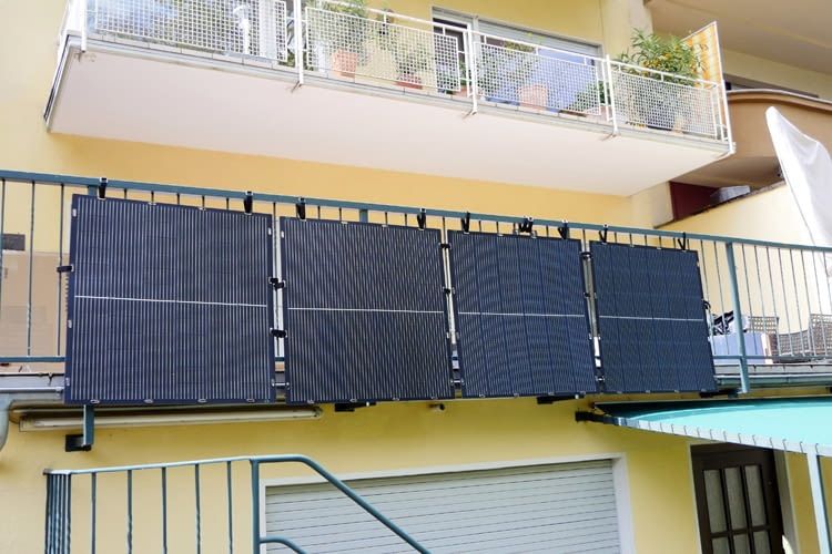 Wir nutzen unsere Büro-Terrasse häufiger für Solaranlagen Tests Wir nutzen unsere Büro-Terrasse häufiger für Solaranlagen Tests