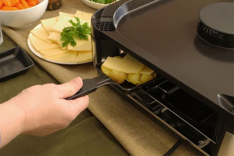 Für jedes Pfännchen ist unter der Grillfläche eine Abstellmöglichkeit integriert Für jedes Pfännchen ist unter der Grillfläche eine Abstellmöglichkeit integriert