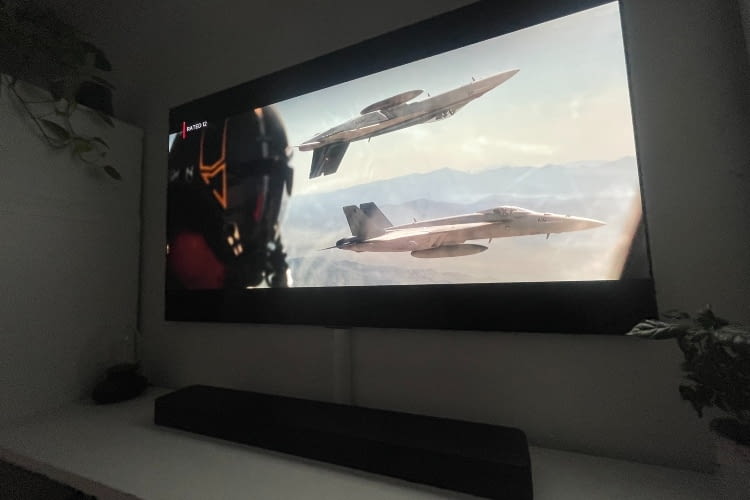 Auch bei hektischen Szenen wie hier bei Top Gun: Maverick liefert die Plus klare Dialoge. Der 3D-Sound bleibt aber schwach Auch bei hektischen Szenen wie hier bei Top Gun: Maverick liefert die Plus klare Dialoge. Der 3D-Sound bleibt aber schwach