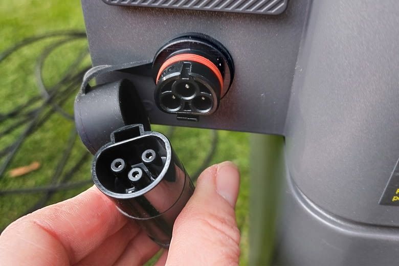 Der Stromanschluss befindet sich unterhalb der Notstromsteckdose Der Stromanschluss befindet sich unterhalb der Notstromsteckdose