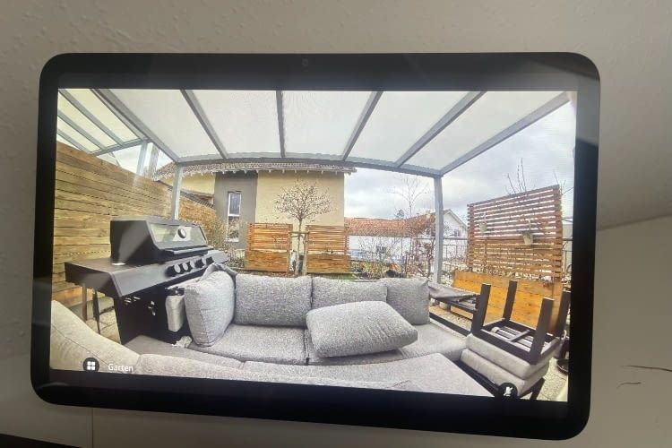 Mit dem Echo Show 11 konnten wir jederzeit vom Schreibtisch aus einen Blick in den Garten werfen Mit dem Echo Show 11 konnten wir jederzeit vom Schreibtisch aus einen Blick in den Garten werfen