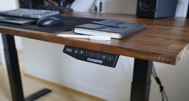 Der Flexispot ED20 mit schicker Holzplatte Der Flexispot ED20 mit schicker Holzplatte