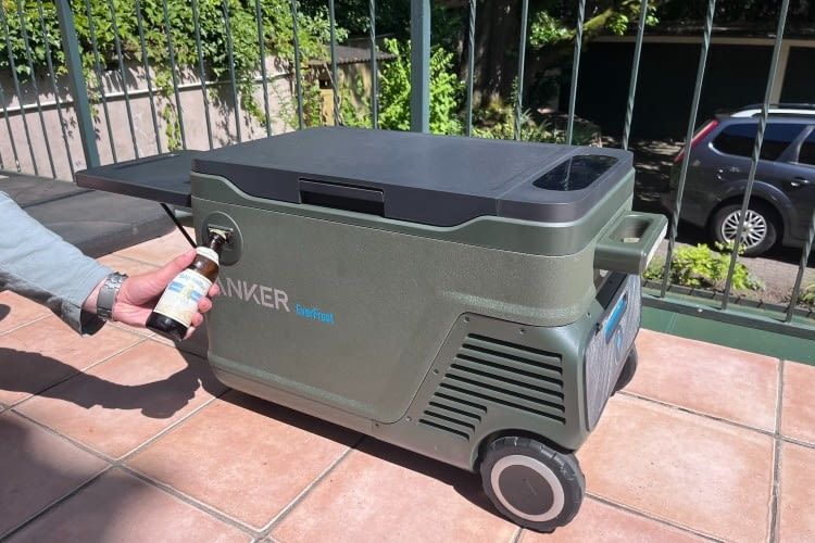 Praktisch, wenn man mal keinen Flaschenöffner griffbereit hat Praktisch, wenn man mal keinen Flaschenöffner griffbereit hat