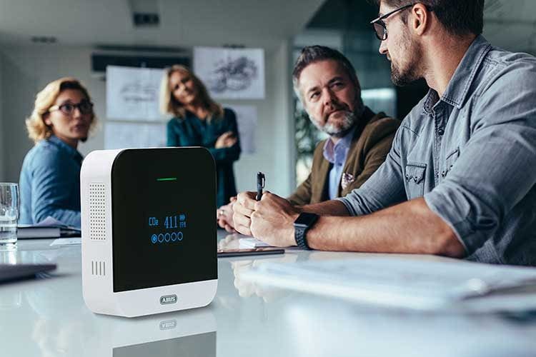 Nicht fürs Home Office: der ABUS AirSecure CO2-Melder eignet sich auch perfekt für Meeting-Räume in Unternehmen Nicht fürs Home Office: der ABUS AirSecure CO2-Melder eignet sich auch perfekt für Meeting-Räume in Unternehmen