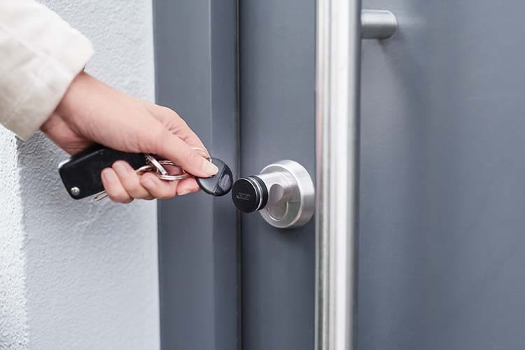 Sobald sich ein Transponder mit Berechtigung dem elektronischen Türschloss nähert, schließt dieses autoamtisch auf Sobald sich ein Transponder mit Berechtigung dem elektronischen Türschloss nähert, schließt dieses autoamtisch auf