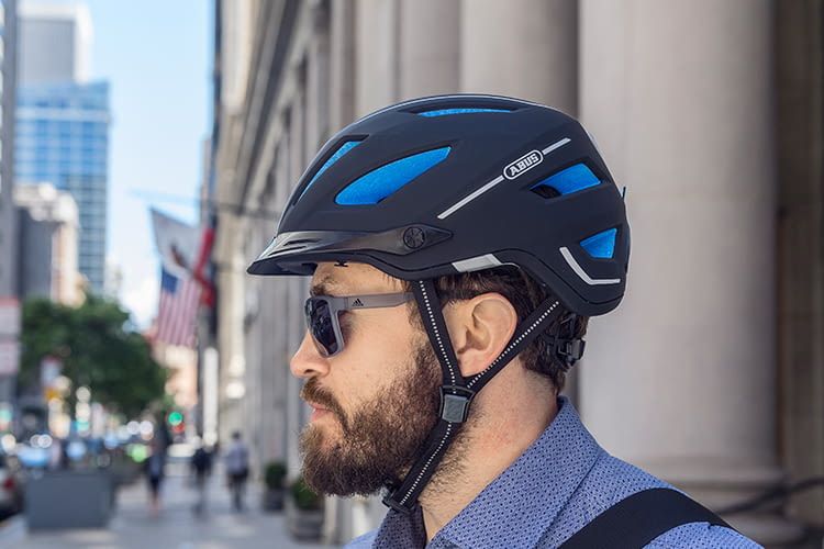 E-Bikes, Pedelcs und E-Scooter machen die Fahrten immer schneller. Der Fahrradhelm ABUS Pedelc 2.0 bietet Schutz bis 45 km/h E-Bikes, Pedelcs und E-Scooter machen die Fahrten immer schneller. Der Fahrradhelm ABUS Pedelc 2.0 bietet Schutz bis 45 km/h