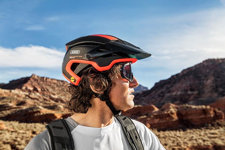 Mountainbiker benötigen oft Schutz vor Sonne, Matsch und Steinschlägen - dafür sind MTB-Helme oft mit Schilden ausgestattet Mountainbiker benötigen oft Schutz vor Sonne, Matsch und Steinschlägen - dafür sind MTB-Helme oft mit Schilden ausgestattet