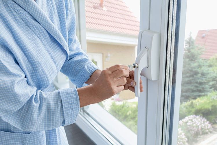 Das Fenstergriff-Schloss ABUS FO400 dient nicht nur als Einbruchschutz, sondern auch als Kindersicherung Das Fenstergriff-Schloss ABUS FO400 dient nicht nur als Einbruchschutz, sondern auch als Kindersicherung