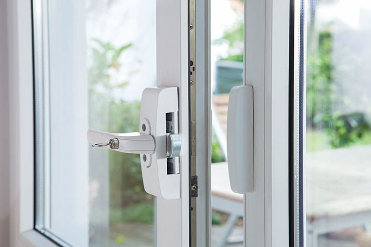 Das ABUS FO400 Fenstergriff-Schloss besitzt robuste Stahlriegel Das ABUS FO400 Fenstergriff-Schloss besitzt robuste Stahlriegel