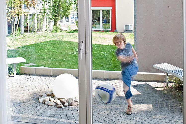 Wenn ein Ball gegen die Scheibe schlägt, lösen spielende Kinder keinen Fehlalarm aus Wenn ein Ball gegen die Scheibe schlägt, lösen spielende Kinder keinen Fehlalarm aus