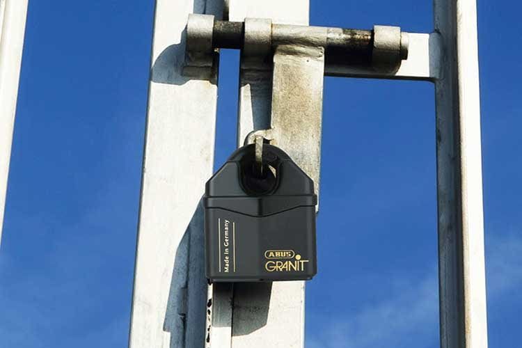 Das ABUS Granit Vorhängeschloss hält unerwünschte Personen draußen Das ABUS Granit Vorhängeschloss hält unerwünschte Personen draußen