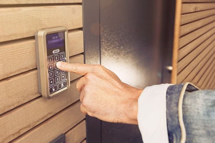 Die ABUS Funktastatur ermöglicht auch Kindern oder Verwandten ohne eigenen Schlüssel den Zutritt Die ABUS Funktastatur ermöglicht auch Kindern oder Verwandten ohne eigenen Schlüssel den Zutritt