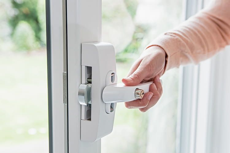 Mechatronischer Einbruchschutz kombiniert elektronische mit mechanischer Sicherheitstechnik Mechatronischer Einbruchschutz kombiniert elektronische mit mechanischer Sicherheitstechnik