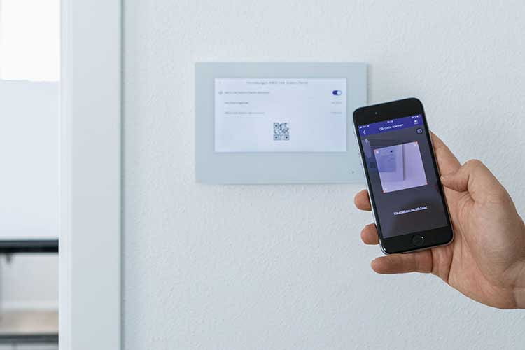 Die Bedienung der ABUS ModuVis Türklingel im Wohnungsinneren erfolgt via Smartphone oder per Touchdisplay Die Bedienung der ABUS ModuVis Türklingel im Wohnungsinneren erfolgt via Smartphone oder per Touchdisplay