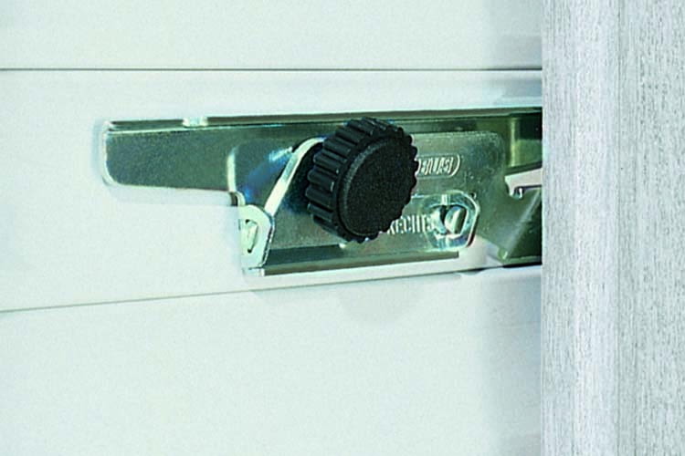 Die ABUS Rollladensicherung RS97 verhindert, dass Einbrecher Rollos aufhebeln können Die ABUS Rollladensicherung RS97 verhindert, dass Einbrecher Rollos aufhebeln können