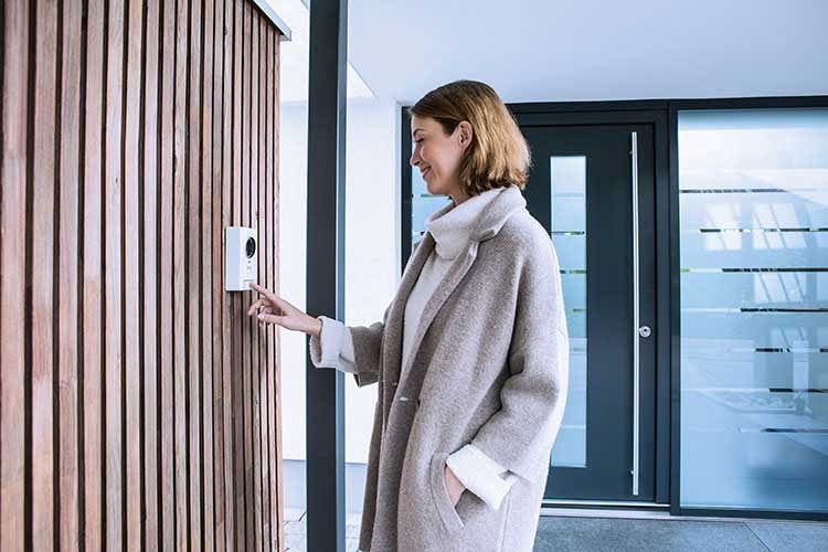Mit der ABUS Video Türsprechanlage PPPIC35520 muss die Haustür nicht mehr erst geöffnet werden, um Besucher zu identifizieren Mit der ABUS Video Türsprechanlage PPPIC35520 muss die Haustür nicht mehr erst geöffnet werden, um Besucher zu identifizieren