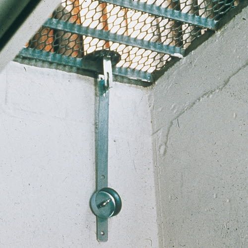Kellerschächte sichert man ab besten mit einem Abhebschutz für das Gitter Kellerschächte sichert man ab besten mit einem Abhebschutz für das Gitter