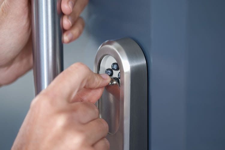 Das Tastenfeld des ABUS Sicherheitsbeschlags SLT können Nutzer dank einer Abdeckung unauffällig verbergen Das Tastenfeld des ABUS Sicherheitsbeschlags SLT können Nutzer dank einer Abdeckung unauffällig verbergen