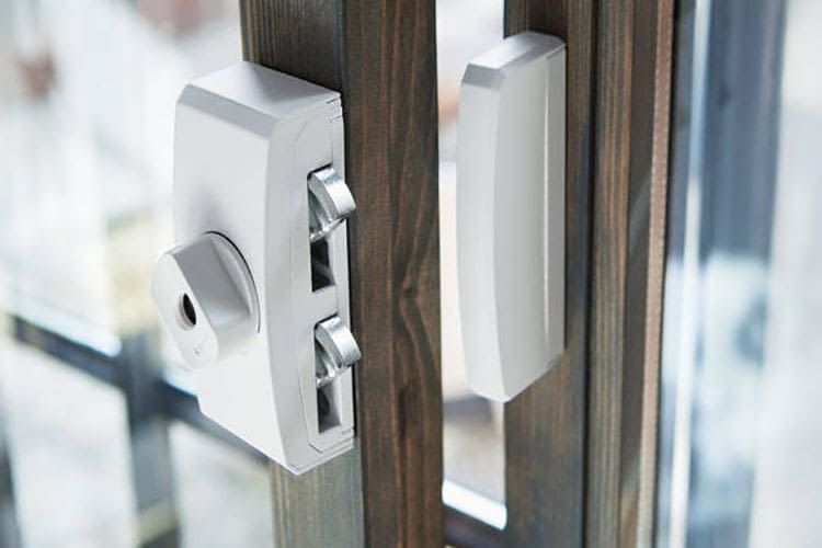 Eine mechatronische Türsicherung wie die Secvest Funk-Fenstersicherung bietet Widerstand und alarmiert das Alarmsystem Eine mechatronische Türsicherung wie die Secvest Funk-Fenstersicherung bietet Widerstand und alarmiert das Alarmsystem