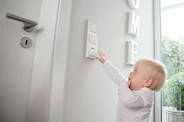 Eine Steckdosenabdeckung gehört zur grundlegenden Ausstattung für die Erhöhung der Kindersicherheit im Zuhause Eine Steckdosenabdeckung gehört zur grundlegenden Ausstattung für die Erhöhung der Kindersicherheit im Zuhause