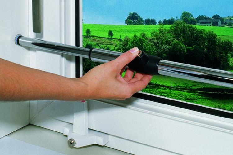 Die ABUS Teleskopstange Tele-Z eignet sich zum Schutz von Fenstern und Terrassentüren in Mietwohnungen Die ABUS Teleskopstange Tele-Z eignet sich zum Schutz von Fenstern und Terrassentüren in Mietwohnungen