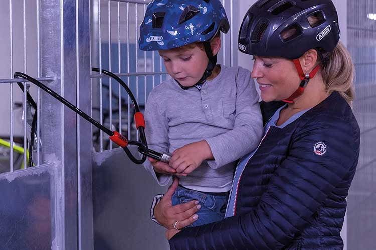 Die Nutzung vom ABUS Touch 57 Schloss ist auch für Kinder einfach Die Nutzung vom ABUS Touch 57 Schloss ist auch für Kinder einfach