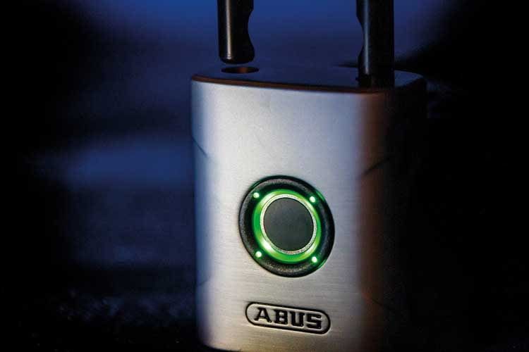Bis zu 20 Fingerabdrücke lassen sich im ABUS Touch 57 Schloss einspeichern Bis zu 20 Fingerabdrücke lassen sich im ABUS Touch 57 Schloss einspeichern