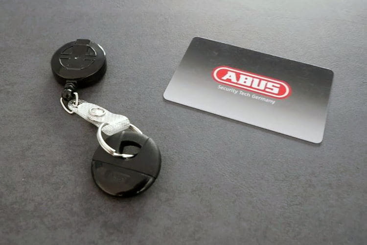 Mit ABUS wAppLoxx gesicherte Türen lassen sich per Tag, Chip-Karte oder Smartphone öffnen Mit ABUS wAppLoxx gesicherte Türen lassen sich per Tag, Chip-Karte oder Smartphone öffnen