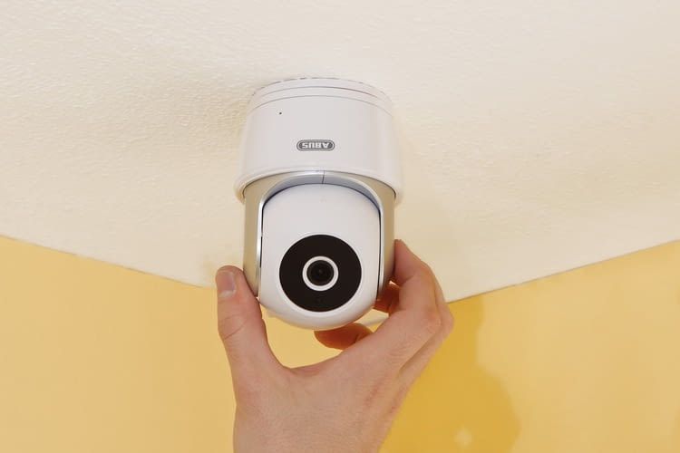 Die ABUS WLAN-Überwachungskamera lässt sich auch an der Decke befestigen Die ABUS WLAN-Überwachungskamera lässt sich auch an der Decke befestigen