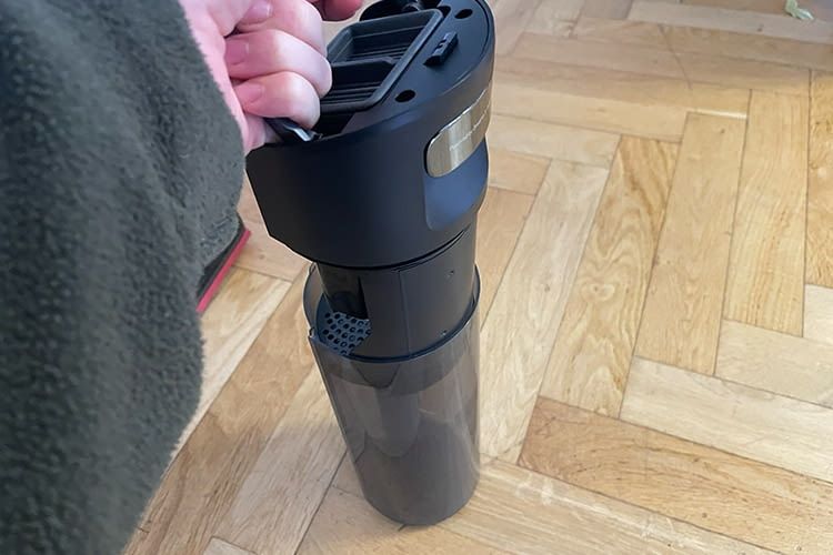 Der Schmutzwassertank des Dreame H15 Pro ist getönt Der Schmutzwassertank des Dreame H15 Pro ist getönt