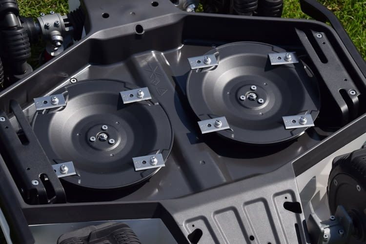 Bei manchen Mährobotern sitzen die Klingen sehr nah am Gehäuserand Bei manchen Mährobotern sitzen die Klingen sehr nah am Gehäuserand