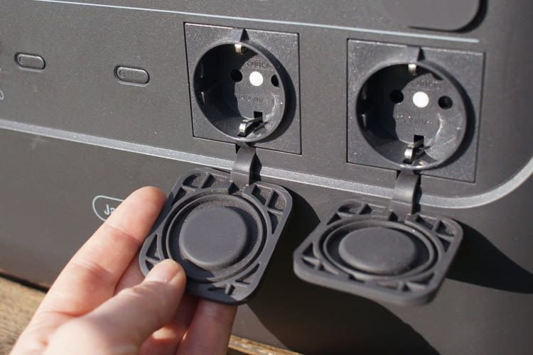 Hier sind die Steckdosen Abdeckungen des Jackery Explorer 2000 Pro zu sehen Hier sind die Steckdosen Abdeckungen des Jackery Explorer 2000 Pro zu sehen