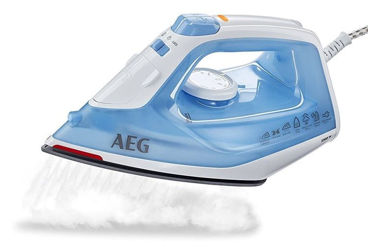 Auch Vertikaldampf ist mit Dampfbügeleisen AEG EasyLine DB1730 möglich Auch Vertikaldampf ist mit Dampfbügeleisen AEG EasyLine DB1730 möglich