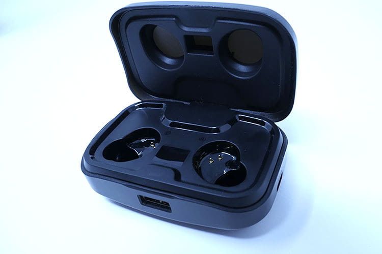 Das Ladecase der AIKELA X10 In-Ear Lautsprecher ist gleichzeitig auch eine Powerbank mit USB-Anschluss Das Ladecase der AIKELA X10 In-Ear Lautsprecher ist gleichzeitig auch eine Powerbank mit USB-Anschluss