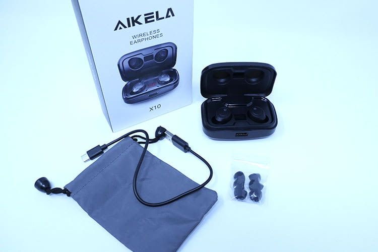 Der Lieferumfang der AIKELA In-Ears umfasst zusätzlich drei Ersatz-Aufsätze, ein USB-C Ladegabel und eine kleine Aufbewahrungstasche Der Lieferumfang der AIKELA In-Ears umfasst zusätzlich drei Ersatz-Aufsätze, ein USB-C Ladegabel und eine kleine Aufbewahrungstasche