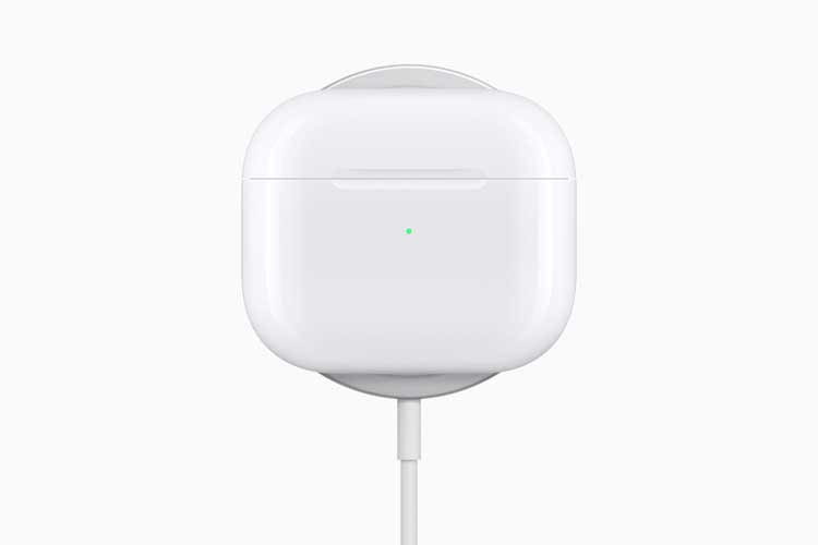 Das Ladecase von AirPods 3 lässt sich optional auch kabellos per Qi-Technik aufladen Das Ladecase von AirPods 3 lässt sich optional auch kabellos per Qi-Technik aufladen