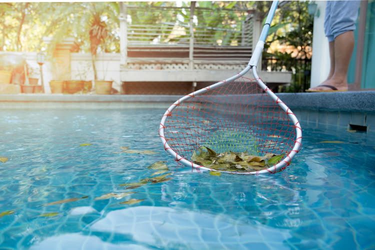 Wird grober Dreck nicht zuvor entfernt, ist der Sammelbehälter des Saugers schnell voll Wird grober Dreck nicht zuvor entfernt, ist der Sammelbehälter des Saugers schnell voll