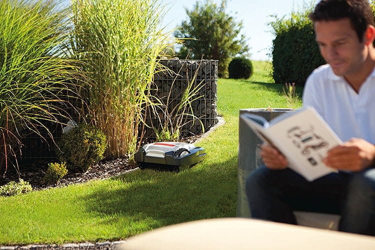Mit dem AL-KO Robolinho 110 wird das Gartenleben viel entspannter Mit dem AL-KO Robolinho 110 wird das Gartenleben viel entspannter