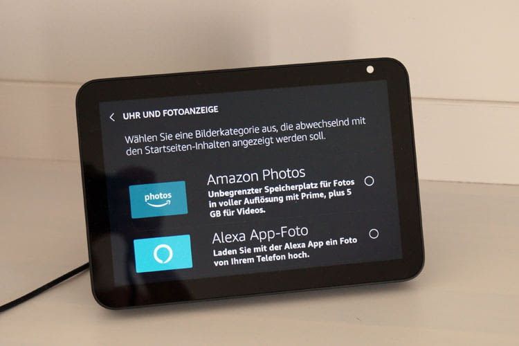 Direkt am Echo Show (hier die 8. Generation) ist die Bildquelle wählbar Direkt am Echo Show (hier die 8. Generation) ist die Bildquelle wählbar