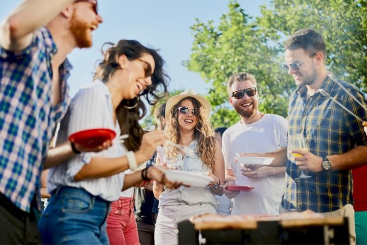 Alexa berät sowohl Fleischfans als auch Veganer beim Grillen Alexa berät sowohl Fleischfans als auch Veganer beim Grillen