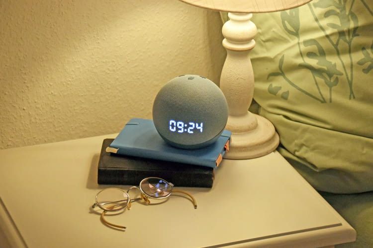 Kompatible Rollläden können vom Bett aus mit Alexa Sprachbefehlen gesteuert werden Kompatible Rollläden können vom Bett aus mit Alexa Sprachbefehlen gesteuert werden
