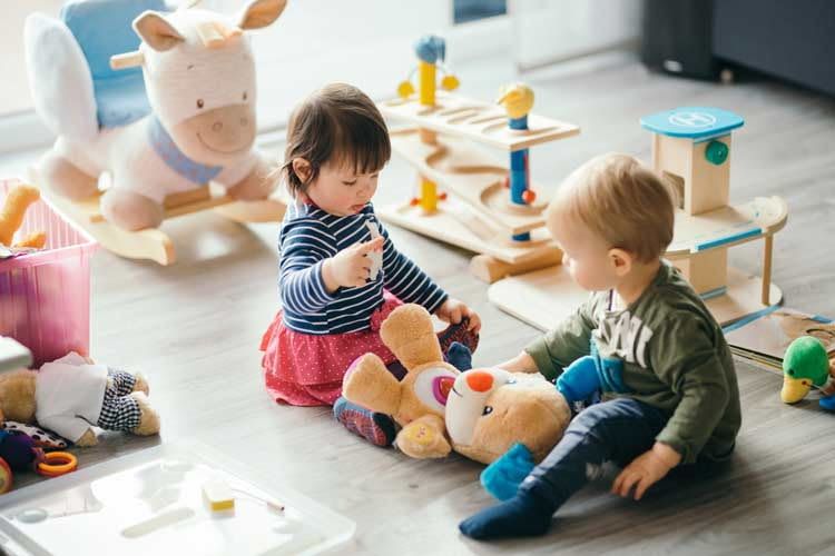 Kinder beziehen Alexa unbefangen in ihr Spiel mit ein und geben dabei manchmal Bestellungen auf Kinder beziehen Alexa unbefangen in ihr Spiel mit ein und geben dabei manchmal Bestellungen auf