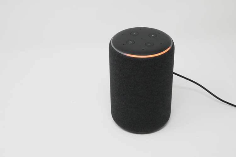 Amazon Echo signalisiert durch Farbvariationen auf der Oberseite, welcher Vorgang aktuell ausgeführt wird Amazon Echo signalisiert durch Farbvariationen auf der Oberseite, welcher Vorgang aktuell ausgeführt wird