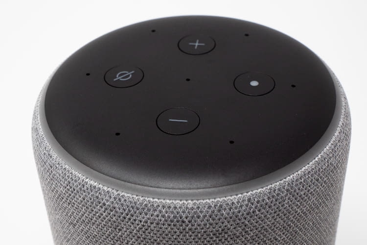 Die neue Oberseite des Amazon Echo Plus 2 mit Fernfeldmikrofonen und Bedientasten Die neue Oberseite des Amazon Echo Plus 2 mit Fernfeldmikrofonen und Bedientasten