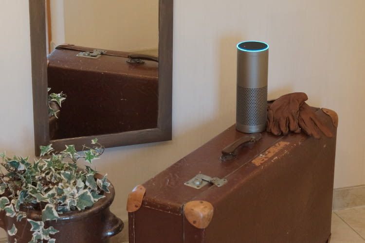 Optisch konnte uns Echo Plus nur bedingt überzeugen, dafür sind seine inneren Werte beeindruckend Optisch konnte uns Echo Plus nur bedingt überzeugen, dafür sind seine inneren Werte beeindruckend