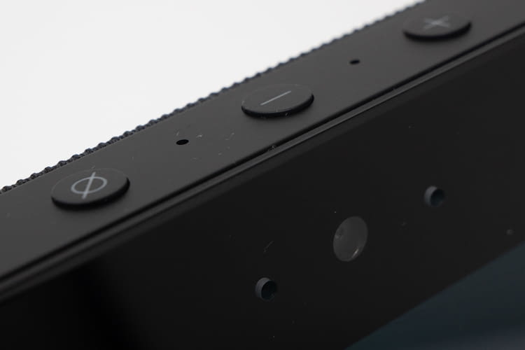 Manuelle Lautstärkeregulierung sowie eine Mute-Taste beim Amazon Echo Show 2 Manuelle Lautstärkeregulierung sowie eine Mute-Taste beim Amazon Echo Show 2